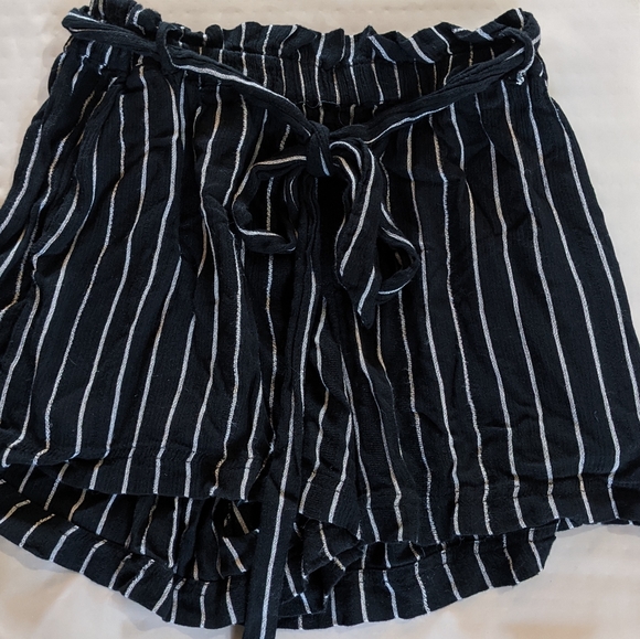 AE Paperbag Shorts - Picture 3 of 4